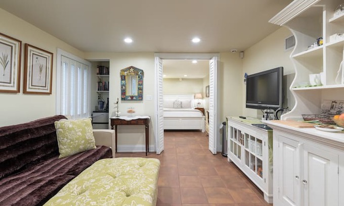 Auburn House | The Inkling - Studio guesthouse near Old Town