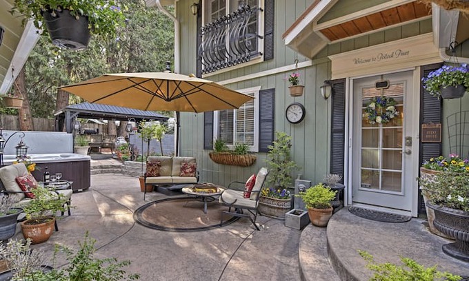 Pollock Pines Cabin | 'Avery House' Pollock Pines Cottage w/Hot Tub!