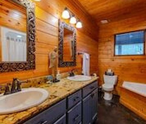 Broken Bow Cabin | Wanderlust is a beautifully decorated, fully equipped luxury cabin tucked away on two wooded acres.