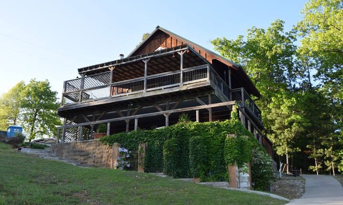 Beaver Shores Cabin | "LakeTime" (Lakefront Cabin on Beaver Lake)