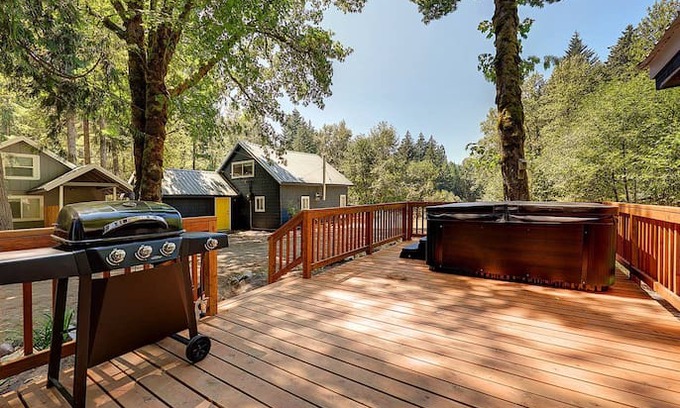 Zigzag Cabin | Riverbend Cabins #1-3 - close to ski slopes!