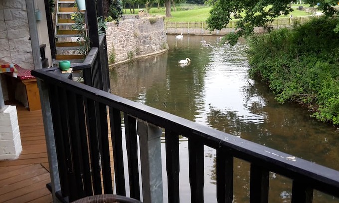 Ruthin Apartment | LLETY MAES FFYNNON [ Rhuthun waterside apartment]
