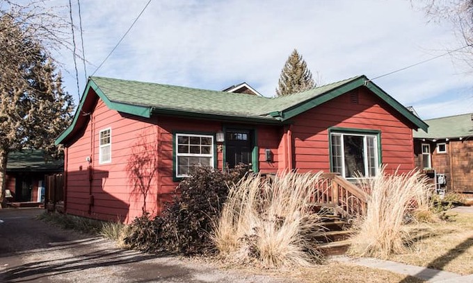 Old Bend Cabin | Mill Cabin at Deschutes Dunes River/ beach access