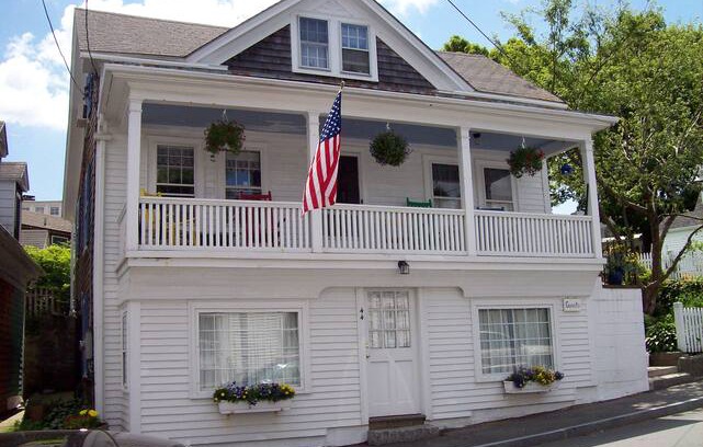 Rockport Bed & Breakfast | Seaside Gardens guest room or suite by beach