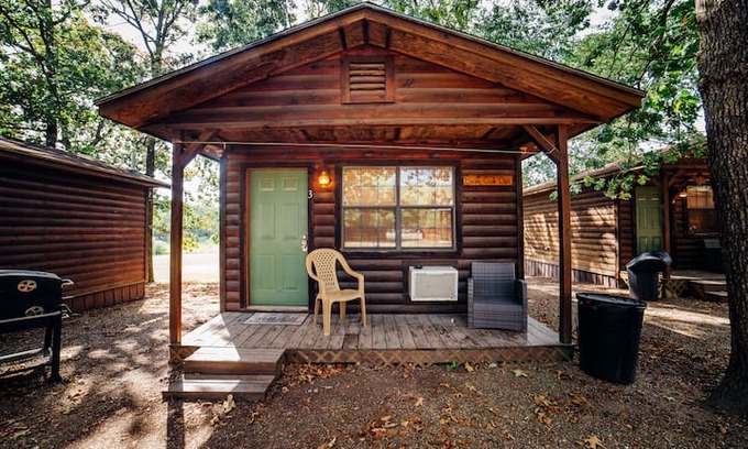 De Queen Cabin | Sleepy Hollow #4 Quaint Efficiency Cabins Located in the Heart of Hochatown