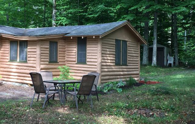 Maple City Cabin | -Grandpa's Little Cabin! - Across from Glen Lake!!