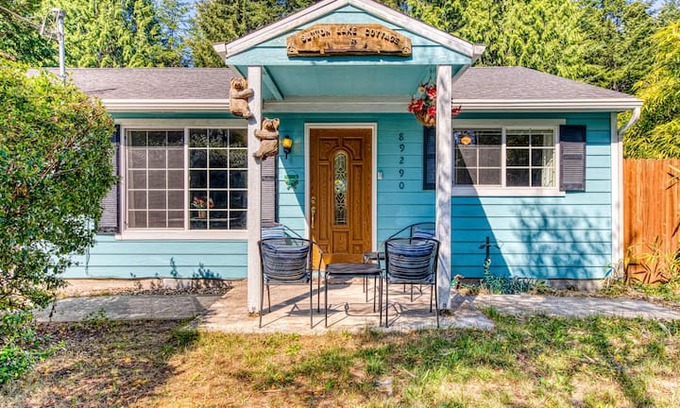Florence House | Dog-friendly home, fenced yard, dog beds & grill - near parks/beach