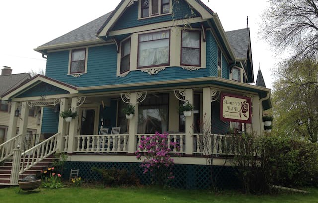 Neenah Bed & Breakfast | Aunt T's B&B - Mountain Room