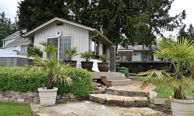 Lake Goodwin House | Tiny House on Lake Goodwin with Hot Tub & Dock