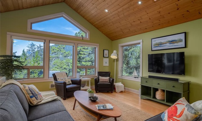 Manzanita House | Treehouse Hideaway - Modern, Spacious, Amazing decor, Wall of Windows