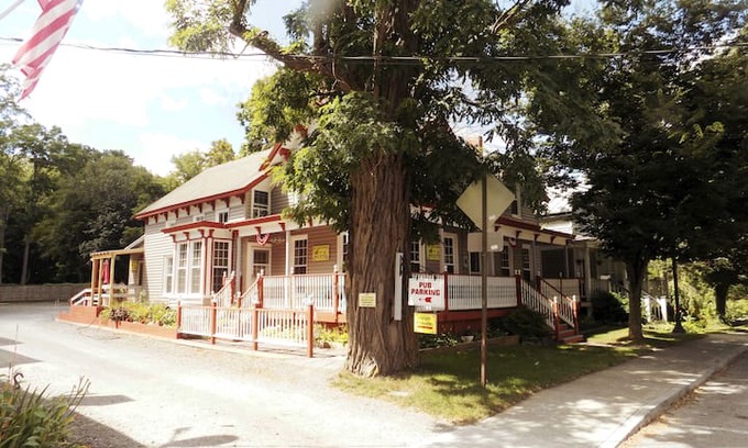 Freehold House | THE BE JOLLY BED & PUB a UNIQUE COMBINATION