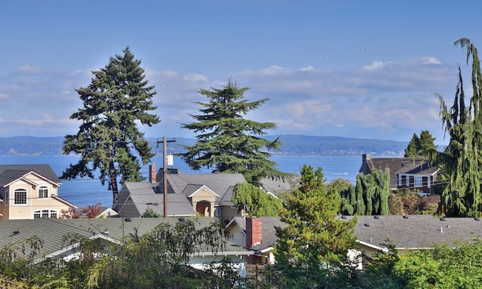 Boulevard Bluffs House | Edgewater Cottage Retreat, Gated Acre with Views