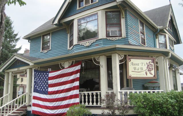 Neenah Bed & Breakfast | Aunt T's B&B - River Room