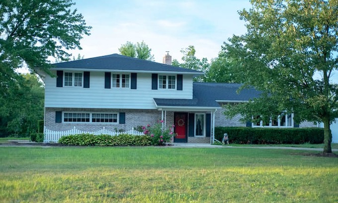 Sugarcreek House | Creekside Guest House - 5br w/heated inground pool