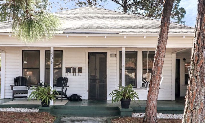 Tarpon Springs Cabin | Cooper Cottage: Cozy, Convenient and Comfortable!!