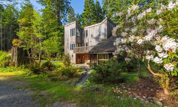 Trinidad House | Dream House in the Redwoods with hot tub and sauna