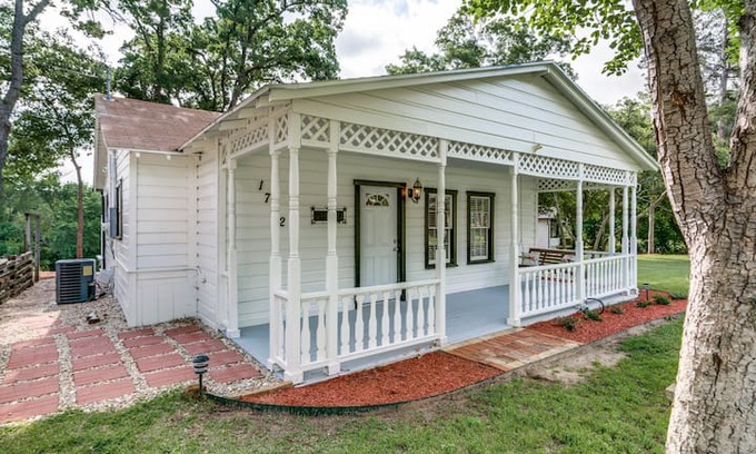 Grapevine House | Katie's Woods Lake Cottage