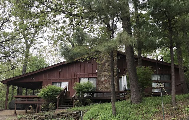 Hoyt House | Cozy lake retreat nestled in mature trees in Beautiful Mason Oaks - Lake Eufaula