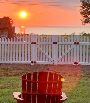 Colonial Beach Cabin | River view dog friendly YOLO Beach House