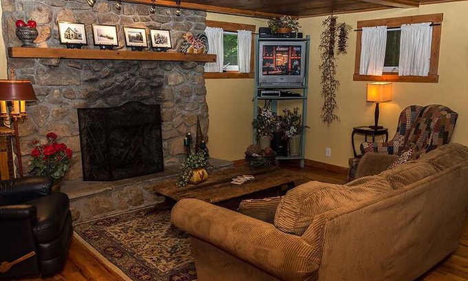 Blowing Rock House | Grapevine Cottage - 1 Mile from Main Street Blowing Rock with Hot Tub!
