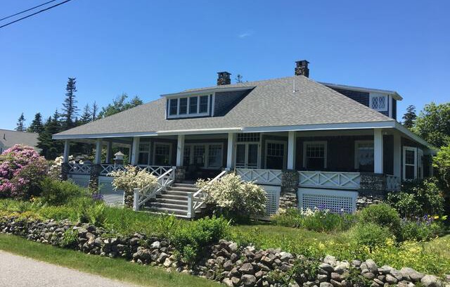 Pemaquid Point House | Classic 4 bedroom family cottage on beautiful Pemaquid Loop Road, steps from Pemaquid Point in New Harbor, Maine