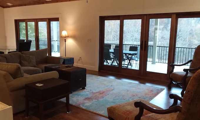 Butler House | Villa Lago is located directly on Watauga Lake.