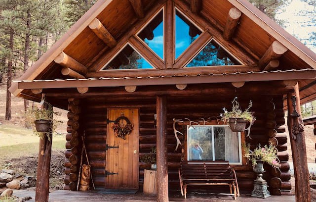 Missoula County House | Log cabin nestled in the mountainsides