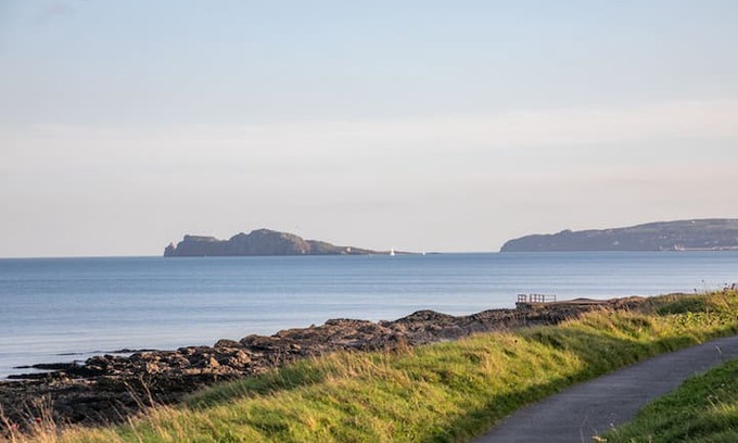 Sutton Cross Apartment | Gorgeous Sea-Side Apartment, 30 mins from Dublin