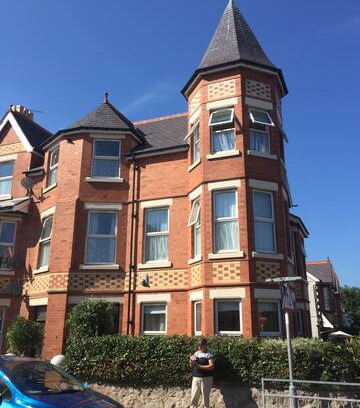 Colwyn Bay House | Turret Corner, walk to beach and shops, sea views