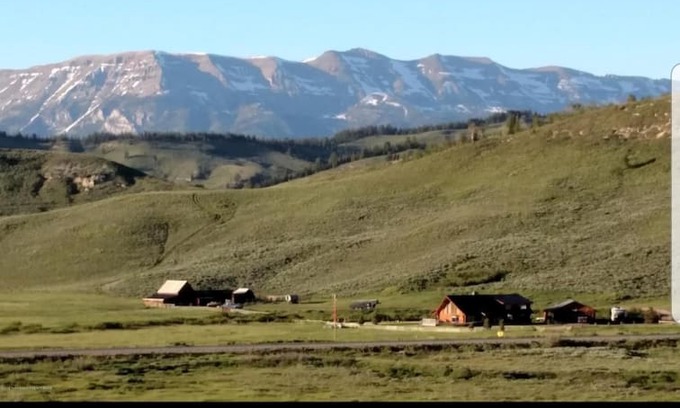 Bondurant Bed & Breakfast | Majestic view of the Rockies - Marabrit Ranch B&B