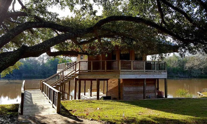 Natchitoches Cabin | Bird's Nest on the Cane- In town, private, on lake