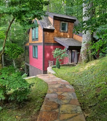Cullowhee Cabin | Lazy Moss Cabin at Lake Glenville and pet friendly
