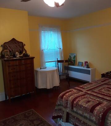 Monterey Bed & Breakfast | River Rest Farm B&B King Rm. - Head Waters, VA