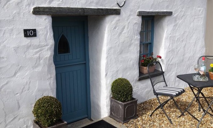 Solva Cabin | Y Bwthyn Bach Gwyn: Cosy retreat with log burner
