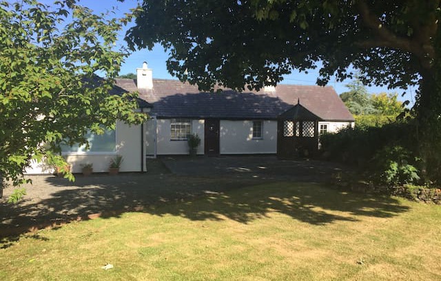 Newborough Cabin | Charming old drovers tavern by Newborough beaches