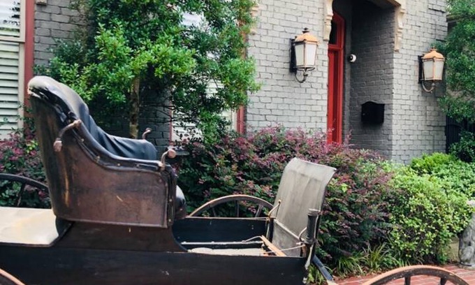 Downtown Memphis House | Carriage House On Jefferson - The Estate Suite
