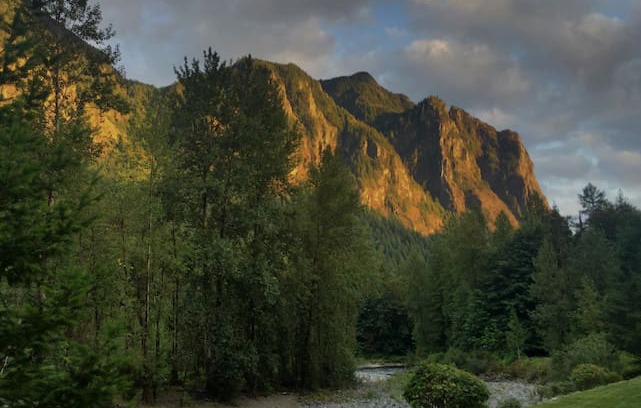 Snoqualmie Cabin | Ansel's Cabin, The Refined Riverfront Getaway