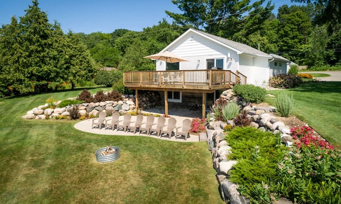 Alden House | Torch On The Rocks! Come and stay at the lake!