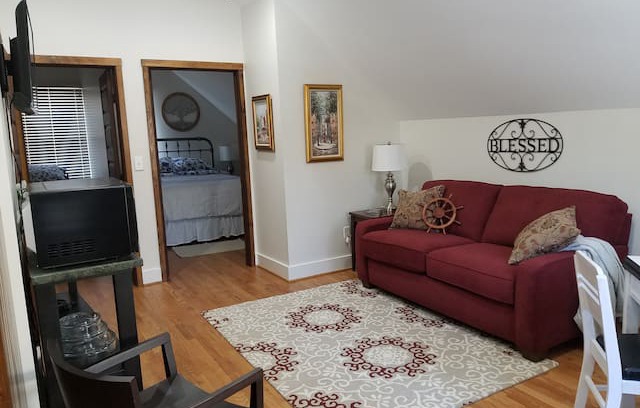 Zanoni Apartment | Shephard's Way in Historic Gloucester Courthouse-3