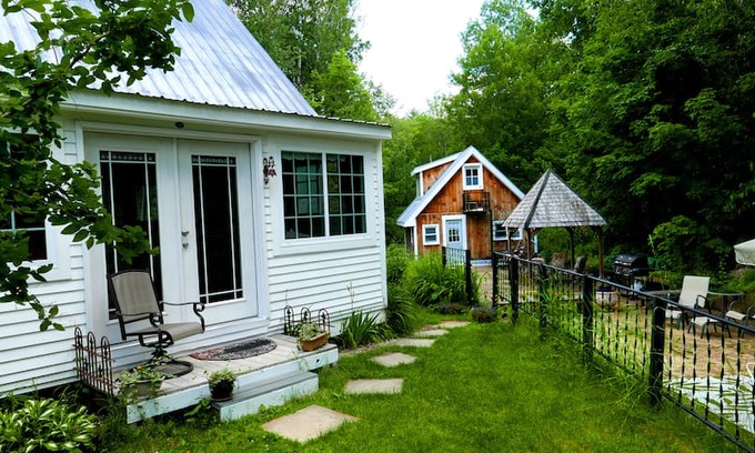 Tamworth Cabin | "The Cottages on Page Hill" - 3 separate homes