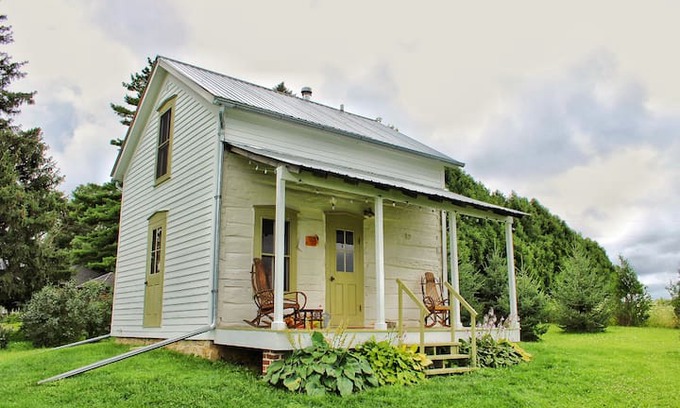 Decorah Cabin | Trout River Log Cabin