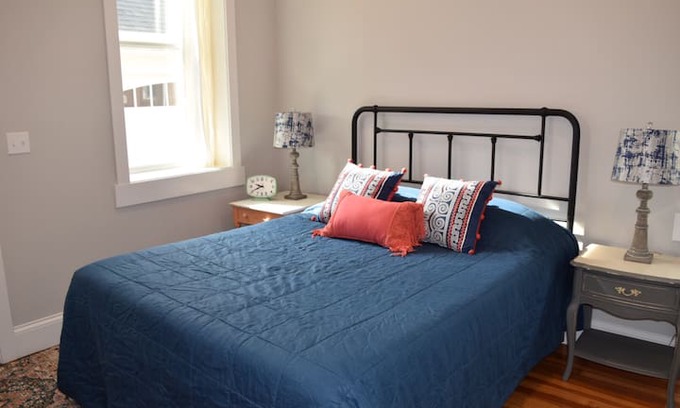 Washington House | Cedar House, Suite B