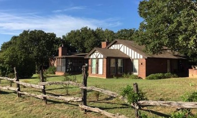 Springtown Bed & Breakfast | Briar Oaks Bed & Breakfast