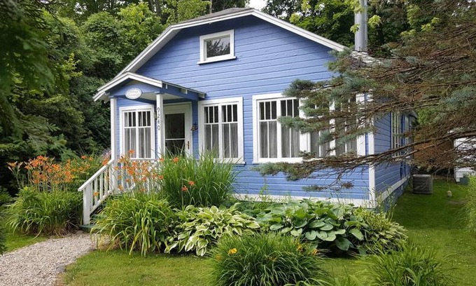 Lakeside Cabin | Pebble Path Cottage - Less than a block to beach!