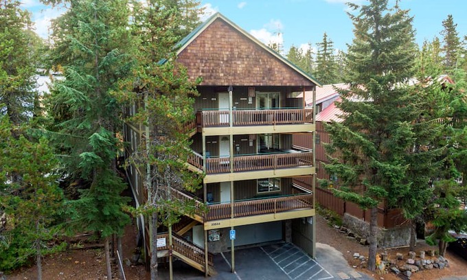 Government Camp House | Boardwalk Lodge: Sleeps 48 maximum w/Two Hot Tubs