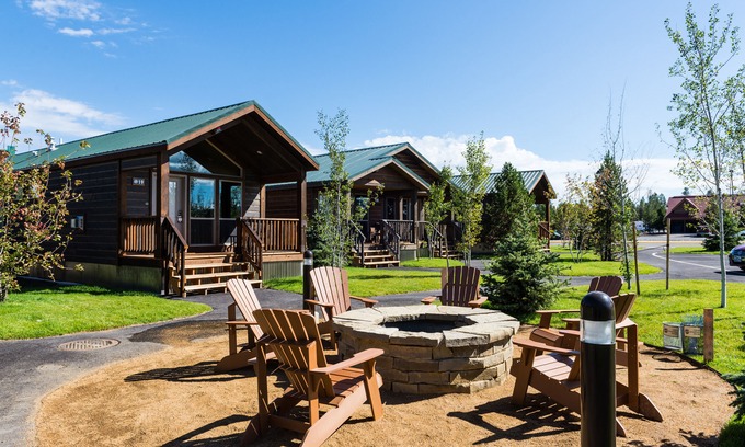 West Yellowstone Hotel | Explorer Cabins at Yellowstone