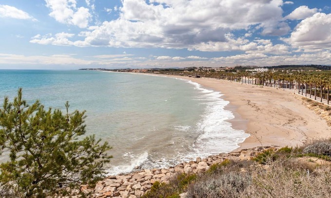 Torredembarra House | Wonderful villa for 7 people with pool, WIFI, TV and patio