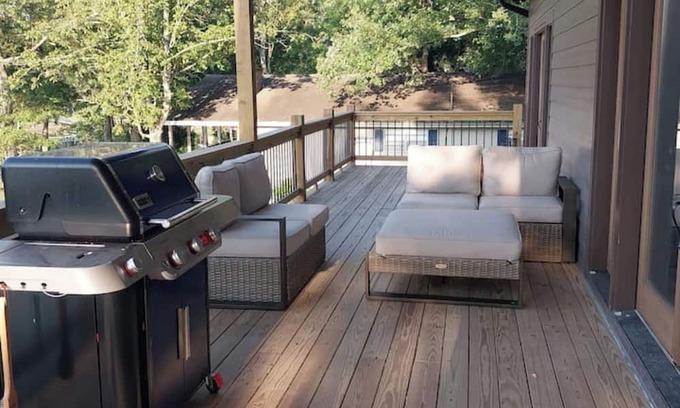Jasper House | Spacious lake estate 7BR 5-1/2 baths, rec room , jacuzzi IMAX theater and Dolby