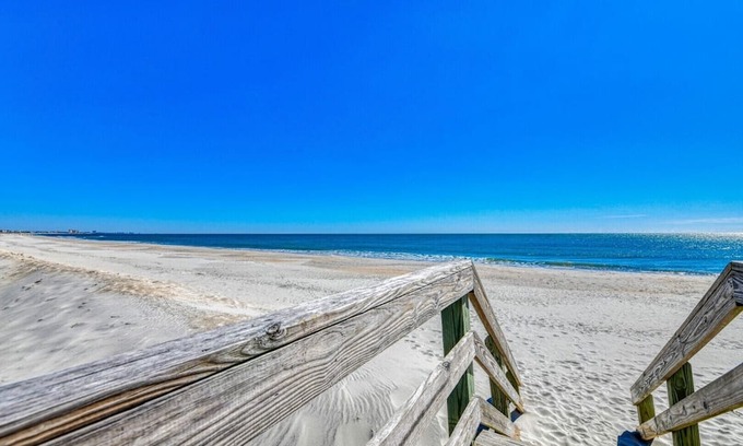 Inlet Harbour House | Oceanfront, Four BedroomThree Bathroom (Ground Level space)