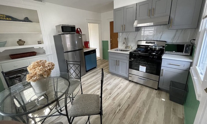 Port Chester Apartment | Entire 2 Bed-room Roomy Apartment ~ 1 min to Train for NYC